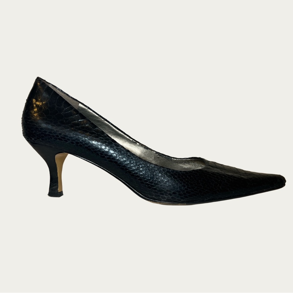 Bandolino Women’s Black Textured Pointy Toe Heels Y2K 8M with 2.5 in‎ heel